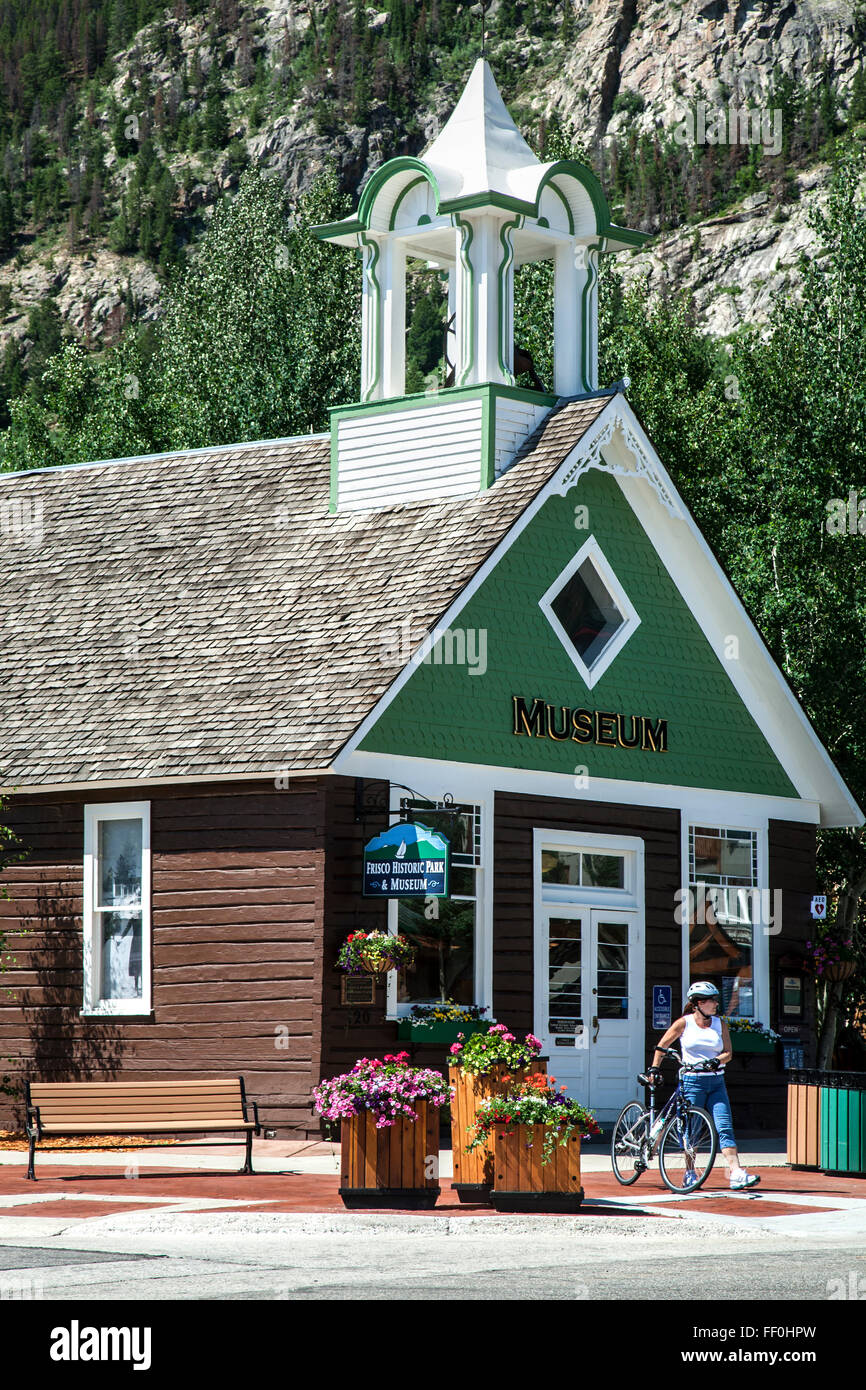Cycliste et Frisco schoolhouse museum, Frisco, Colorado USA Banque D'Images
