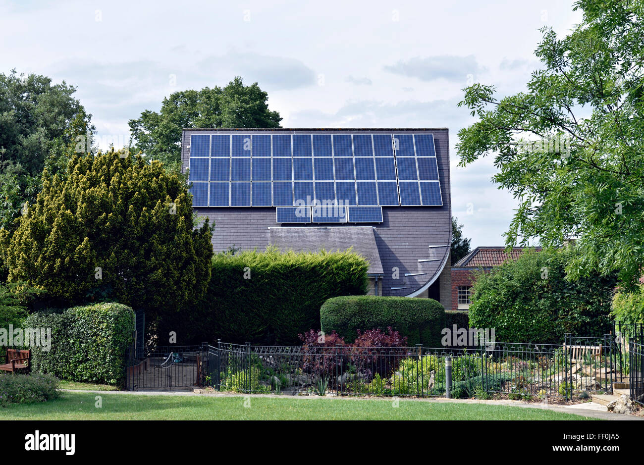 Des panneaux solaires sur le toit de l'Église méthodiste Muswell Hill avec jardin en face, London Borough of Haringey England Angleterre UK Banque D'Images