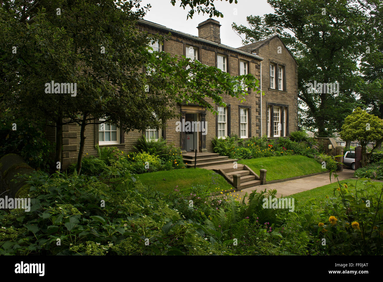 Bronte Parsonage Museum & Garden - maison historique où la famille Bronte vivait (patrimoine littéraire et culturel) - Haworth, West Yorkshire, Angleterre, Royaume-Uni. Banque D'Images