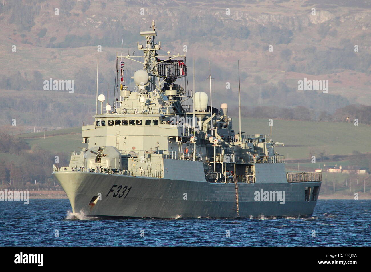 NRP Alvares Cabral (F331) Vasco da Gama, une frégate de classe Halifax de la Marine Portugaise, têtes hors de l'exercice Joint Warrior 15-1. Banque D'Images