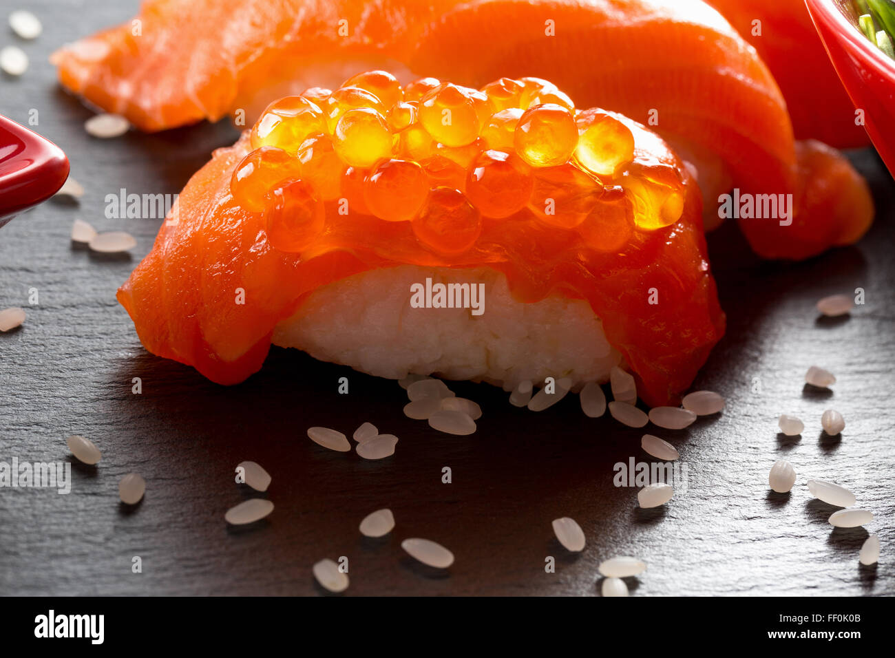 Sushi avec du caviar rouge sur le tableau en ardoise. Banque D'Images