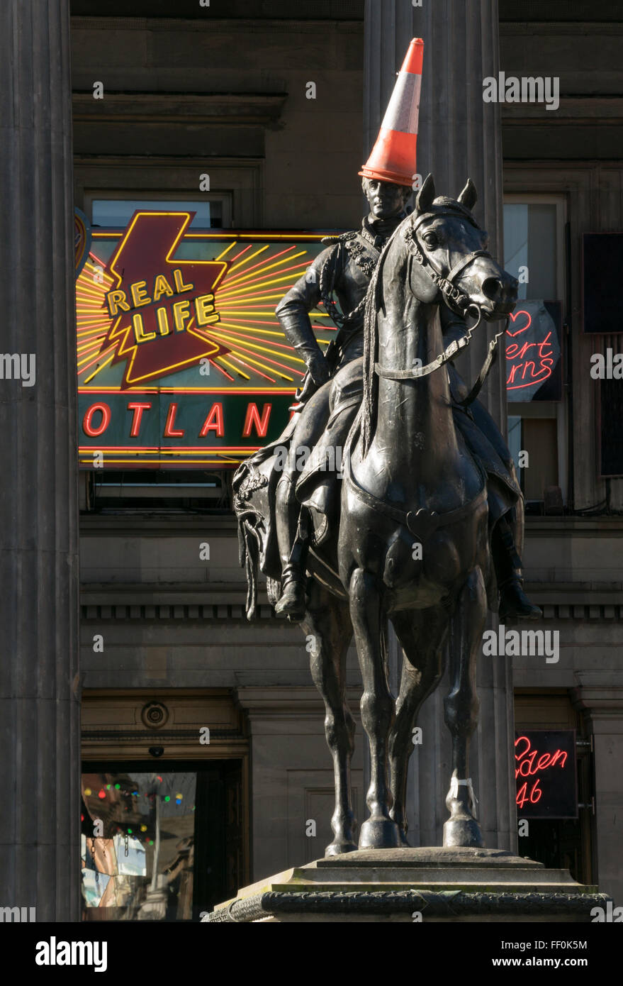 Statue du duc de Wellington avec circulation cône sur la tête, en face de l'art installation à la galerie d'Art Moderne, Glasgow, Écosse Banque D'Images