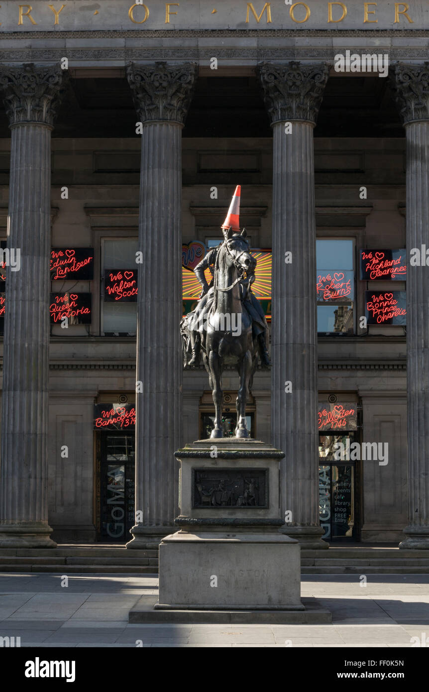 Statue du duc de Wellington avec circulation cône sur la tête, en face de l'art installation à la galerie d'Art Moderne, Glasgow, Écosse Banque D'Images