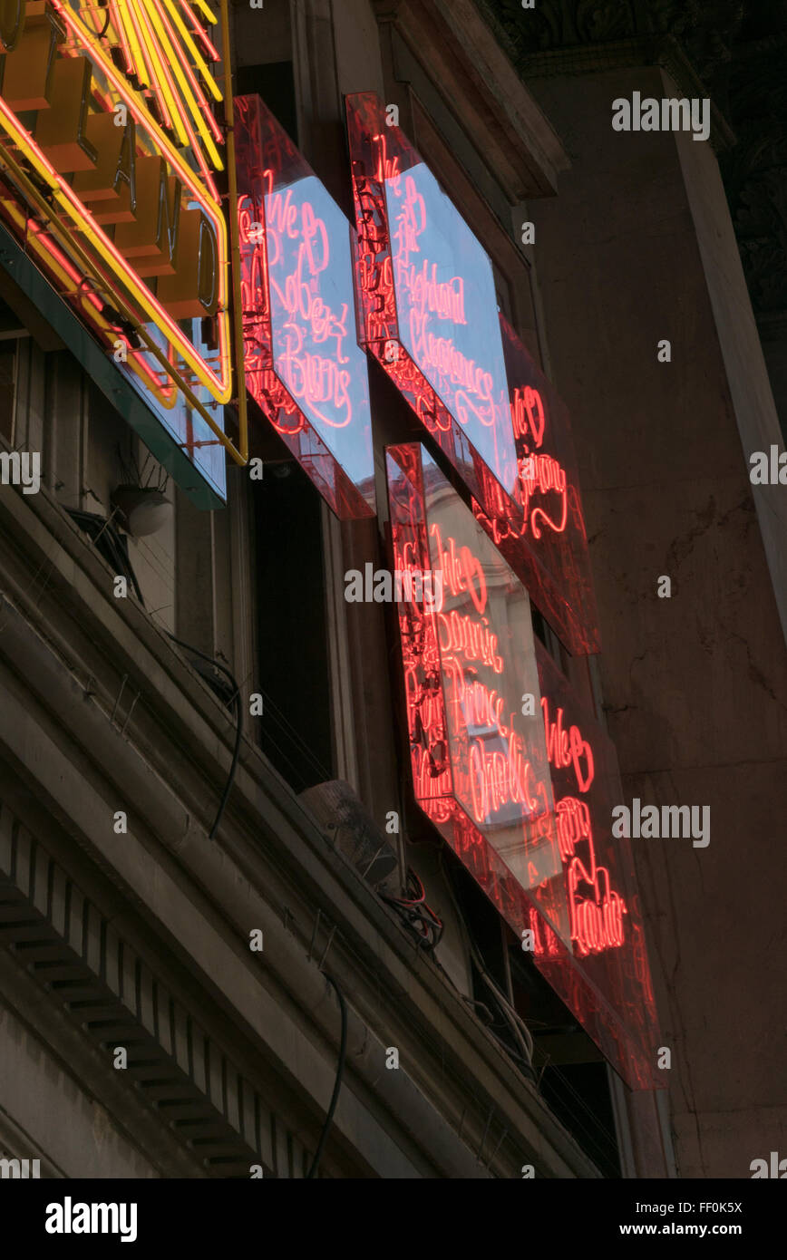 Détail de l'installation d'art néon 'We Love Real Life Scotland' par Ross Sinclair à la Gallery of Modern Art, Glasgow, Ecosse Banque D'Images