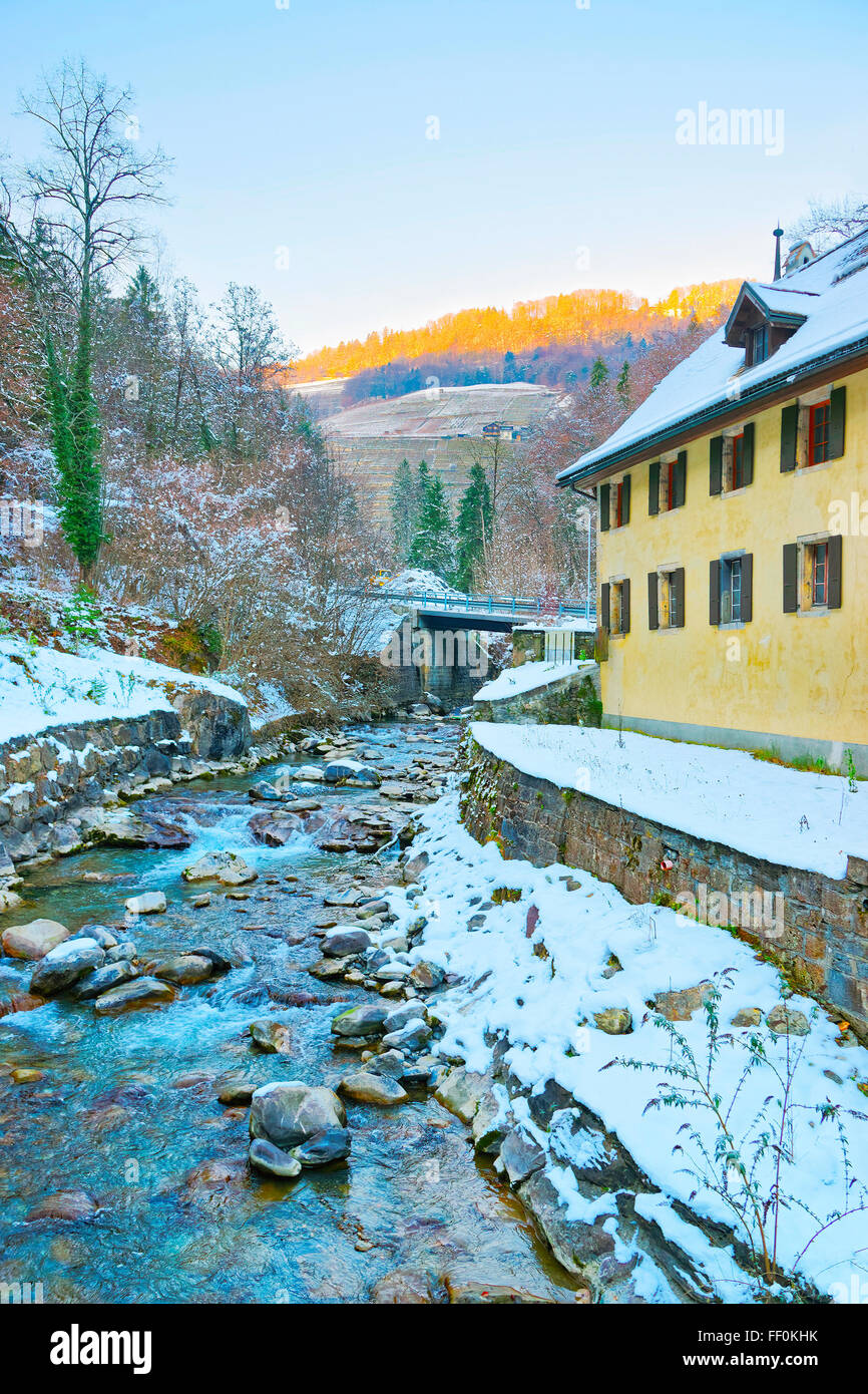 Rivière près de Saline de Bex en hiver la Suisse. Le complexe minier de sel est répertorié comme un site du patrimoine suisse d'importance nationale. Banque D'Images