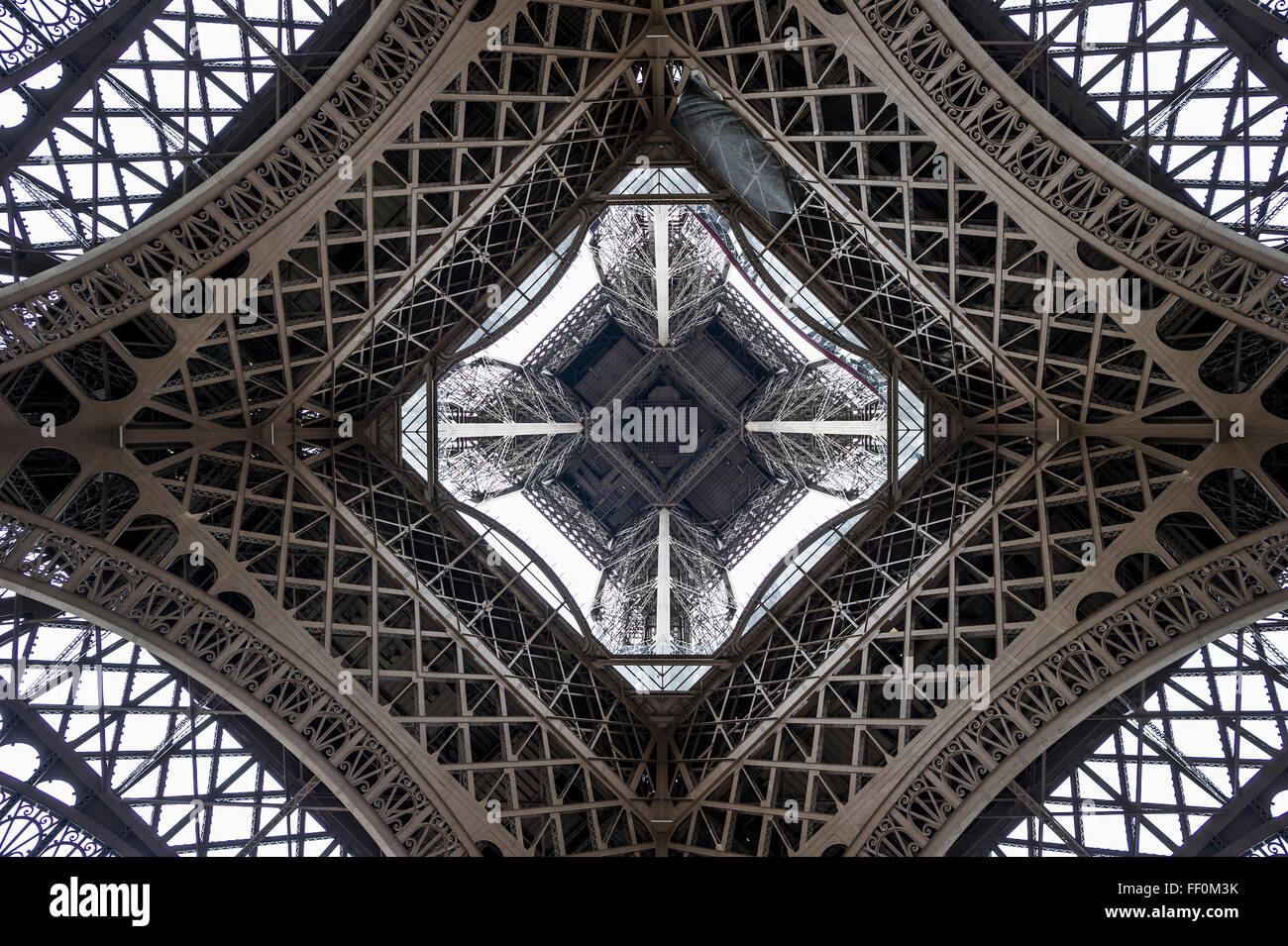 La Tour Eiffel, vu de dessous, Paris, Ile-de-France, France Banque D'Images