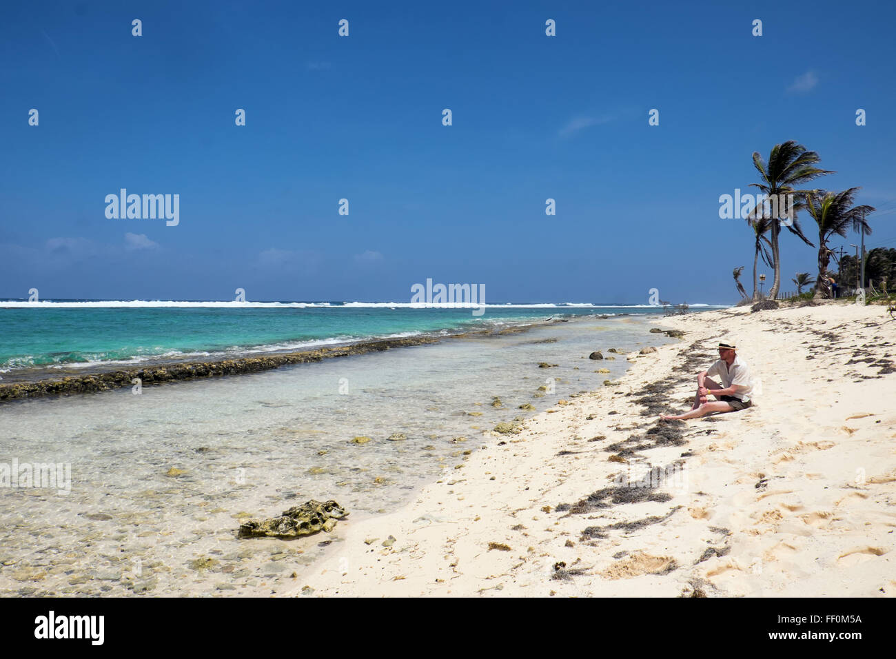 Man on Tropical Beach Banque D'Images