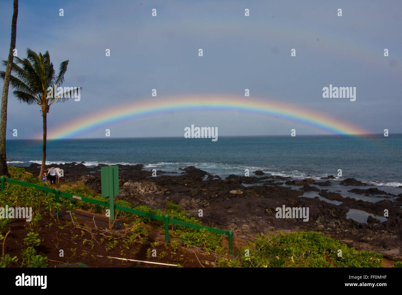 Arc-en-ciel sur Canal, Maui Napili Bay Banque D'Images