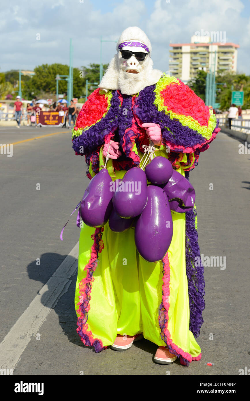 Version moderne de la figure culturelle VEJIGANTE masqué pendant le carnaval à Ponce. Puerto Rico. Le territoire américain. Février 2016 Banque D'Images