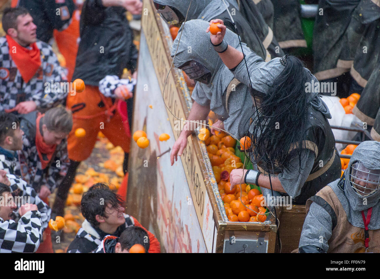 Le traditionnel 'bataille des oranges' qui s'est tenue au cours de l'Ivrée carnival le 7 février 2016 à Ivrea, près de Turin, Italie Banque D'Images