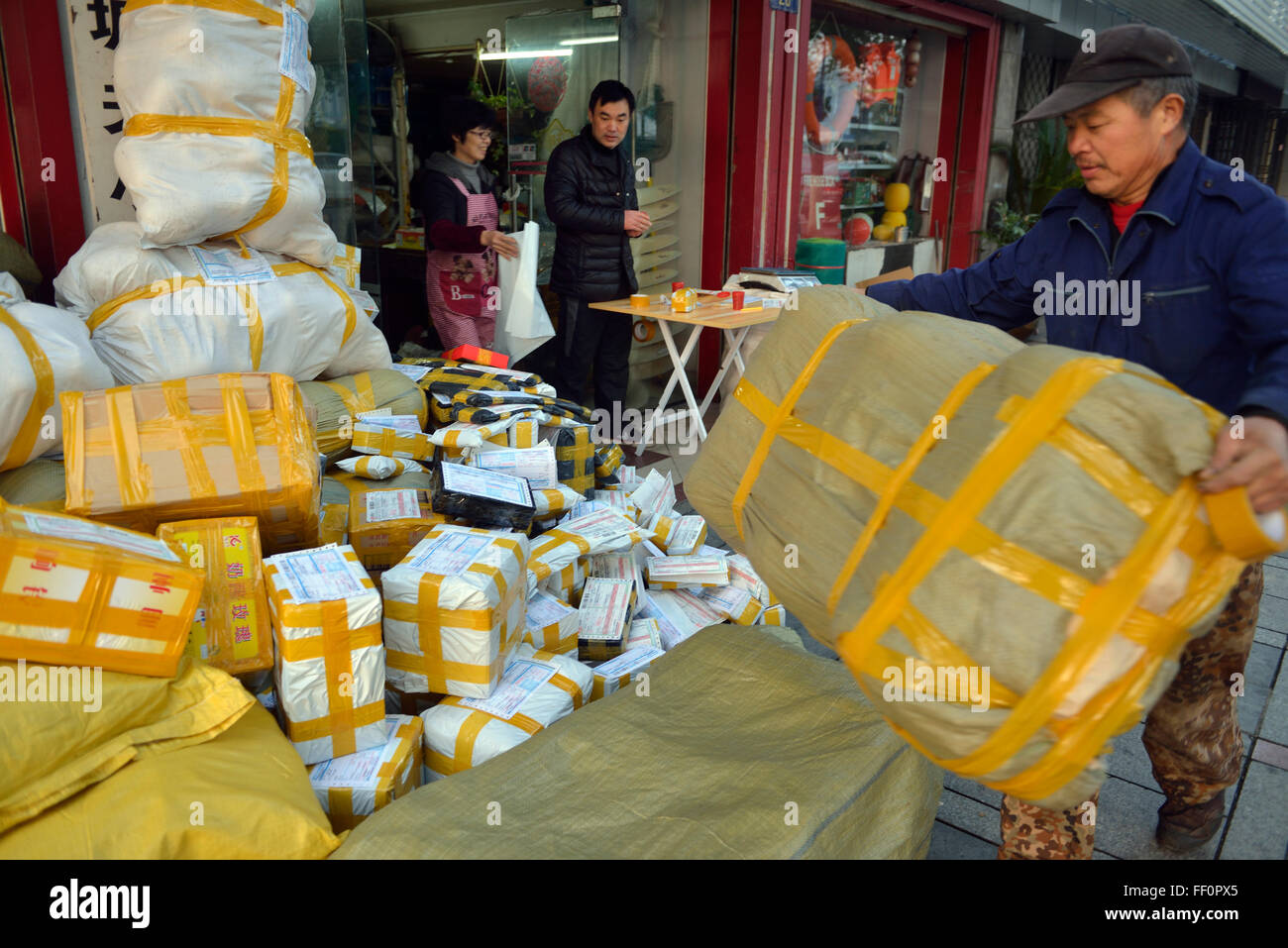 Un employé de la préparation d'un colis au magasin de vente en ligne Taobao ship supplies dans Ningo, Zhejiang, Chine. Banque D'Images