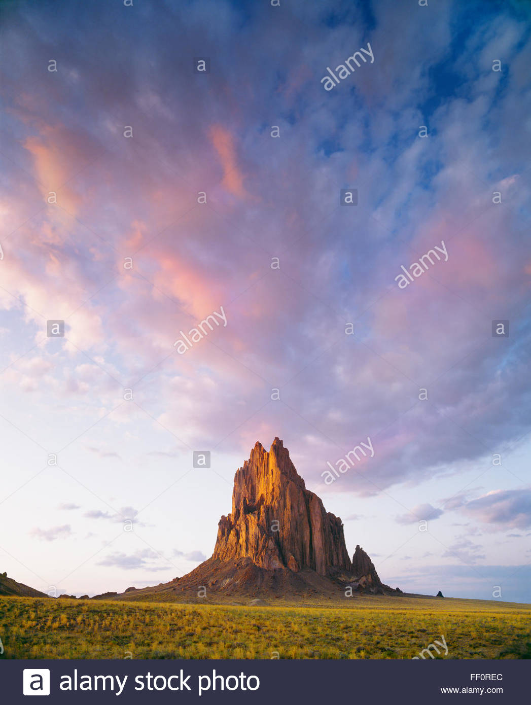 Shiprock, 1100 pieds de haut monolithe volcanique, Navajo Indian Reservation, Nouveau Mexique. Banque D'Images