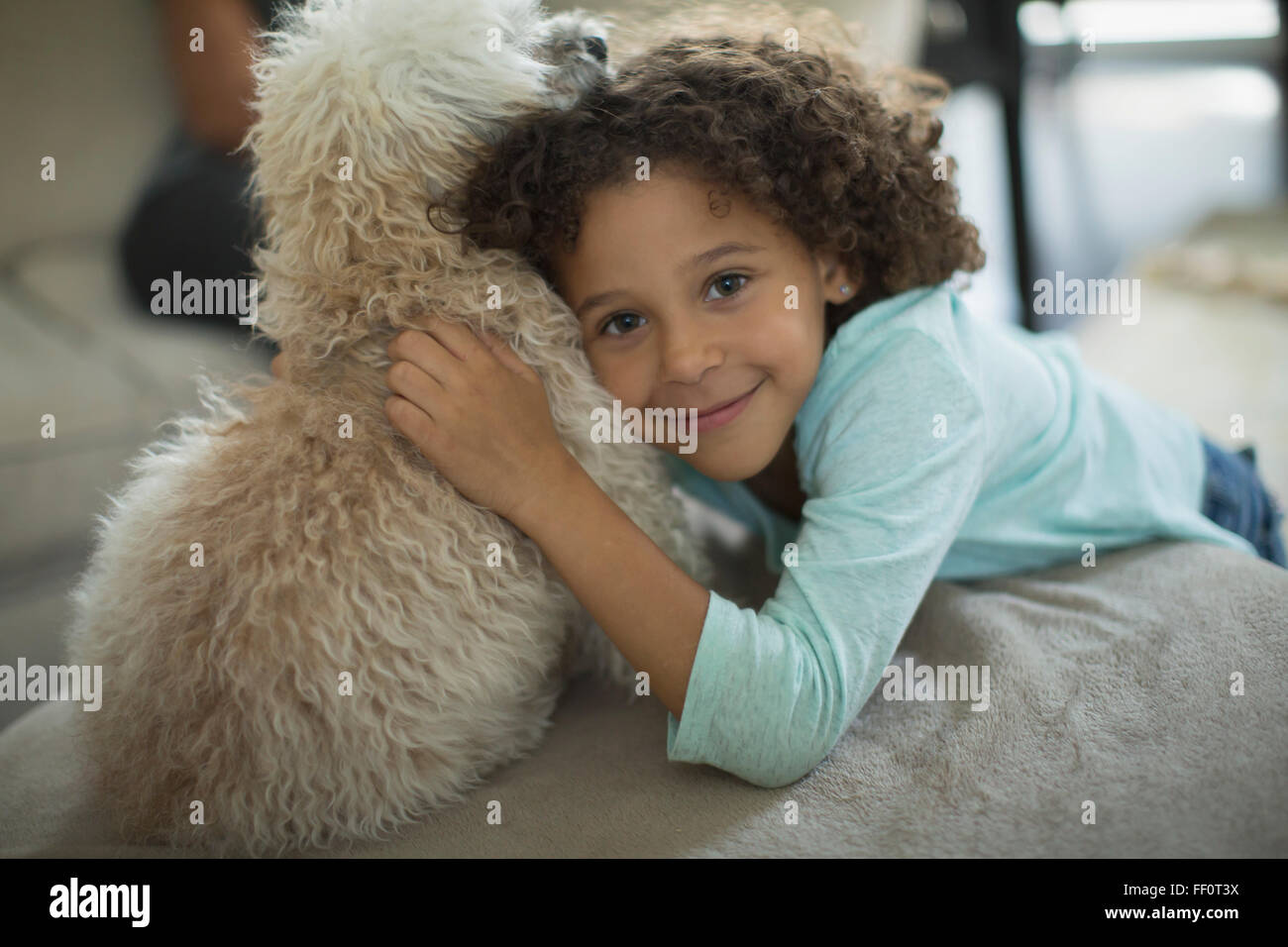Mixed Race girl hugging dog Banque D'Images