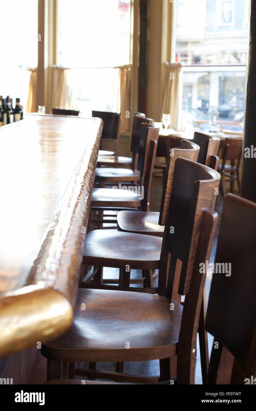 Une rangée de sièges vides dans un bar, à la ligne vers le bas avec une faible concentration. Banque D'Images