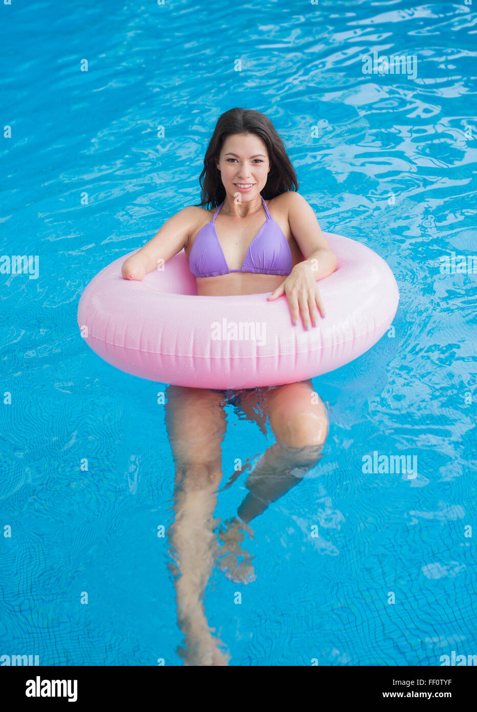 Mixed Race woman swimming in pool amputé Banque D'Images