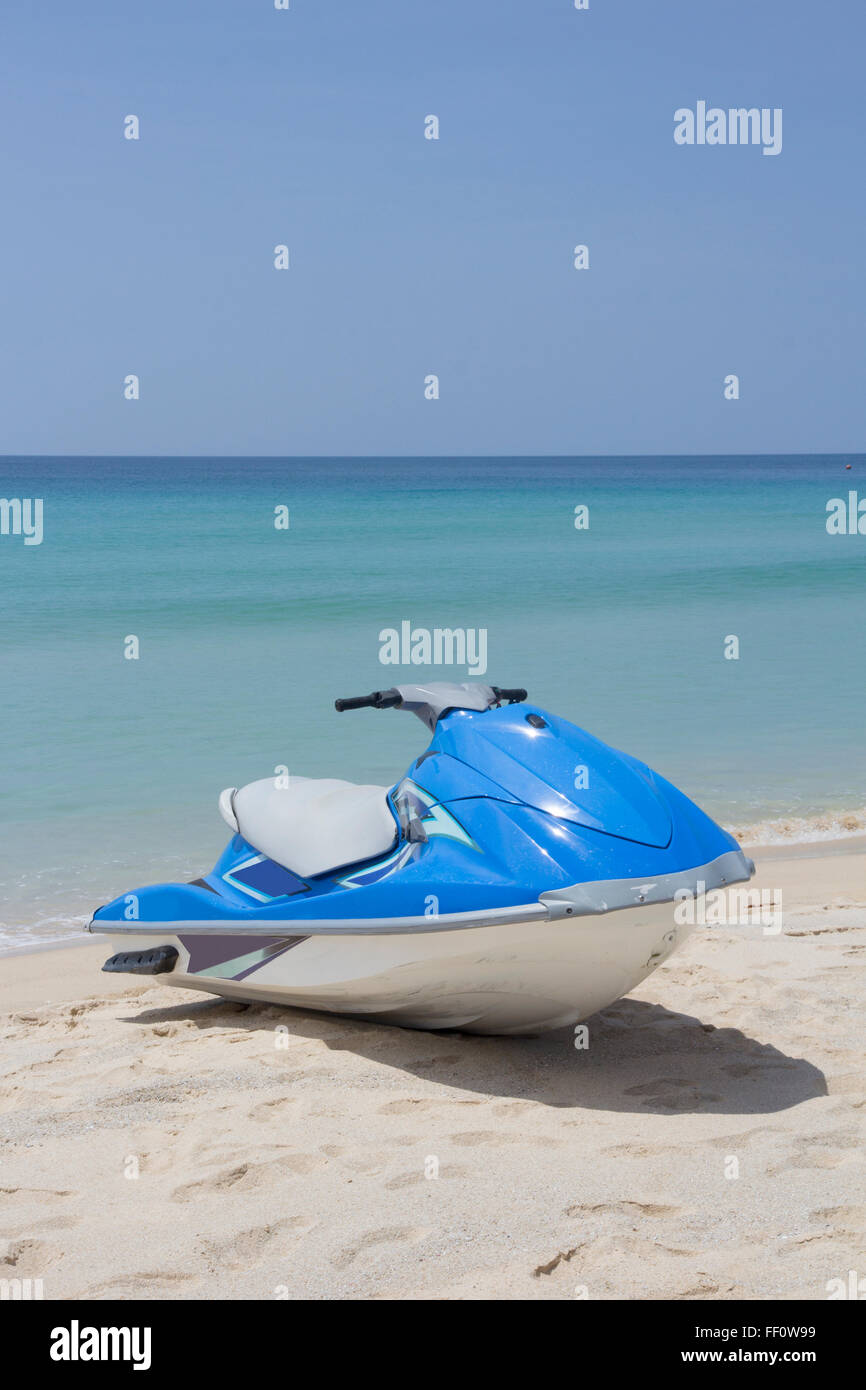 Jetski bleu sur Surin Beach, Phuket, Thaïlande Banque D'Images