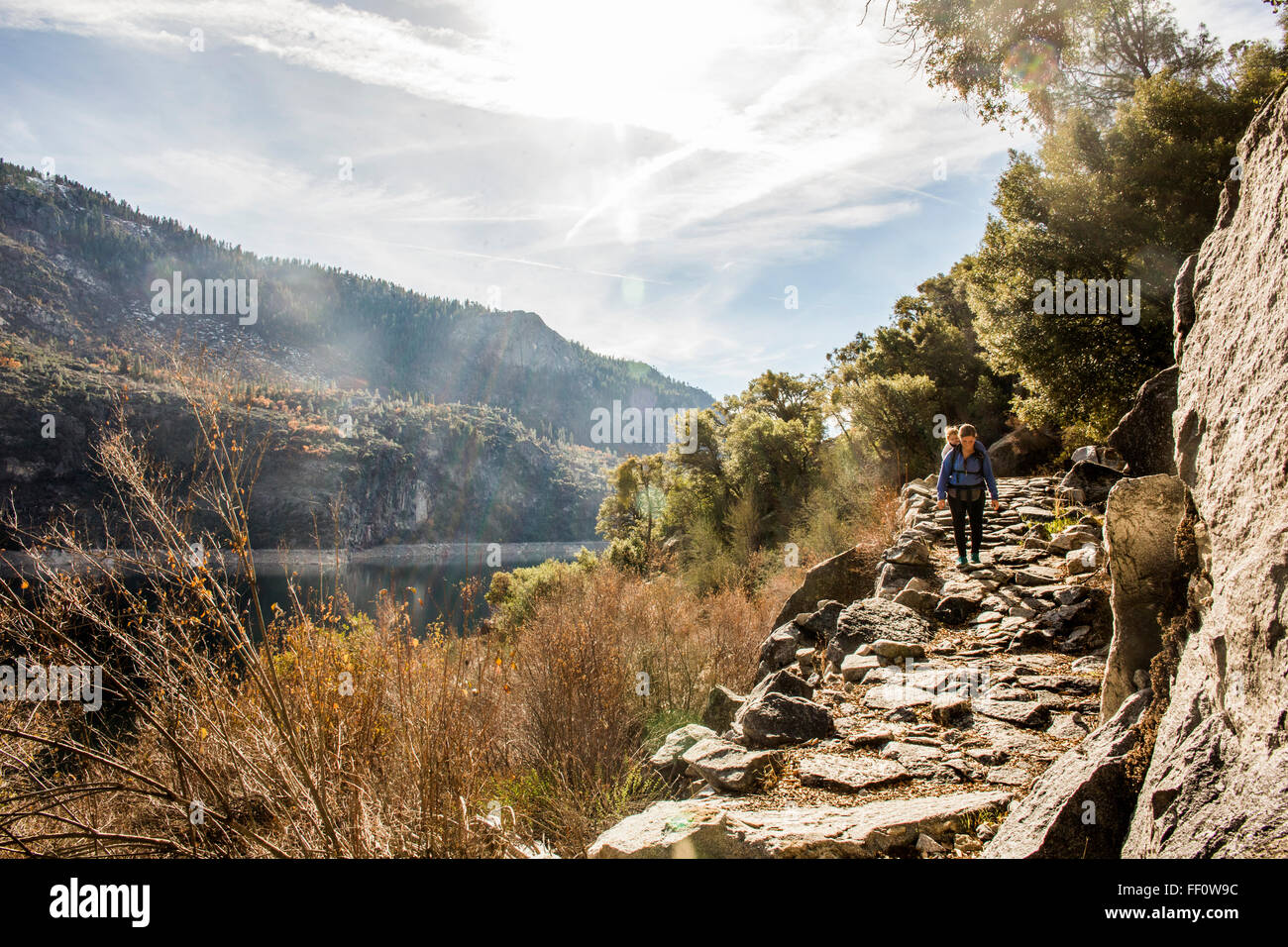 Caucasian mother carrying daughter in Yosemite National Park, California, United States Banque D'Images