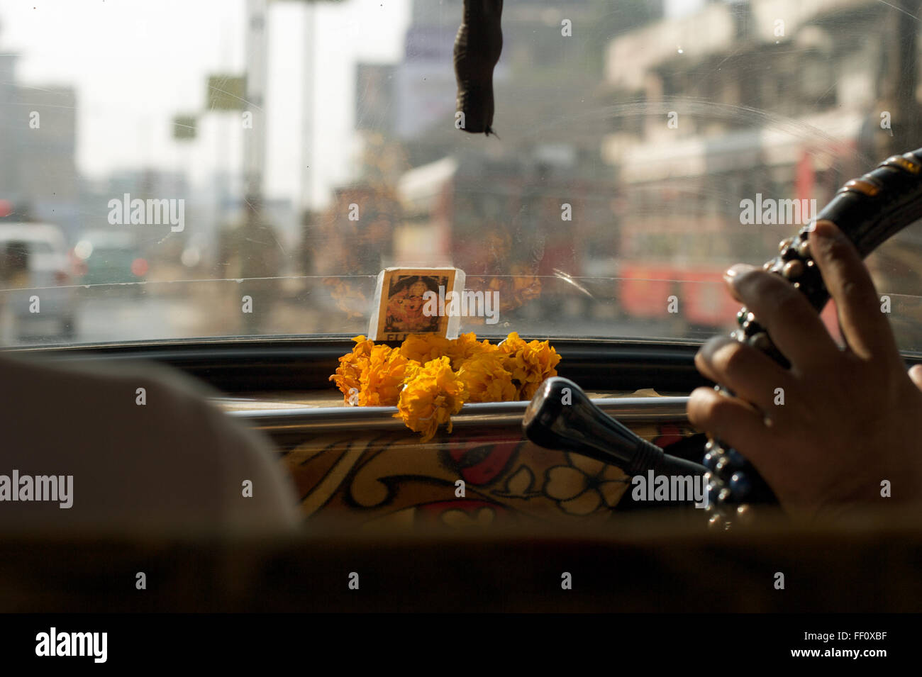 Vue depuis le siège arrière d'un taxi à Mumbai, Inde. Banque D'Images