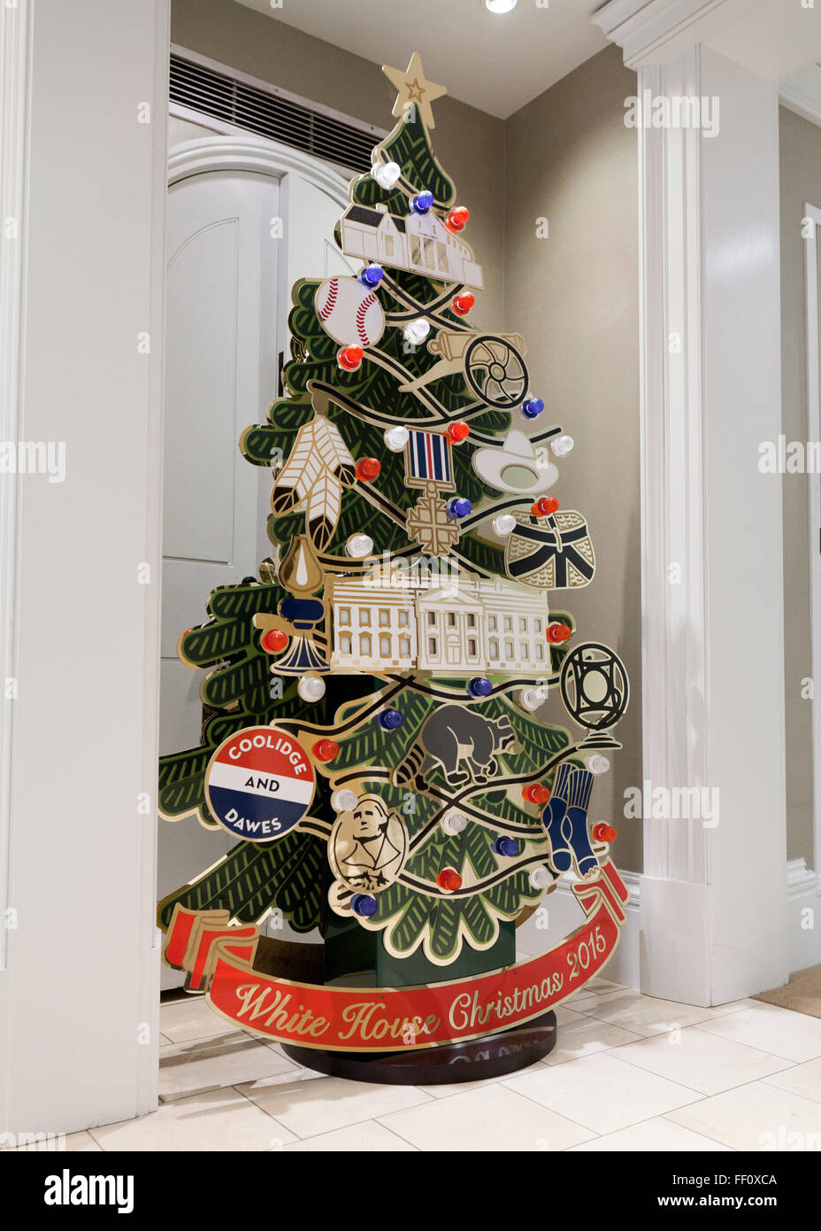 Grand modèle d'ornement de Noël de la Maison Blanche sur l'affichage à la Maison Blanche Cadeaux - Washington, DC USA Banque D'Images
