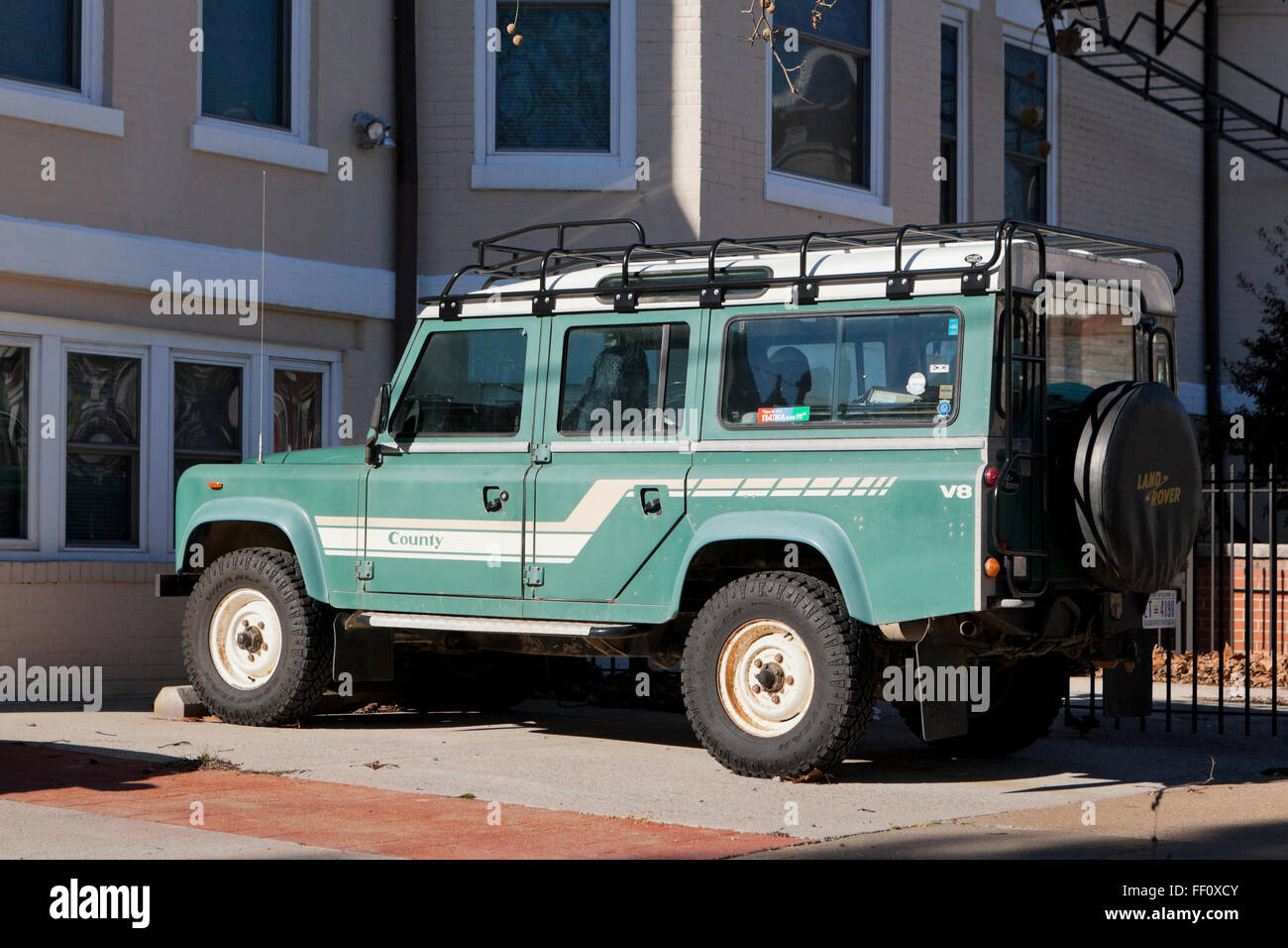 1985 Land Rover Defender 110 County truck avec barre de toit - USA ...