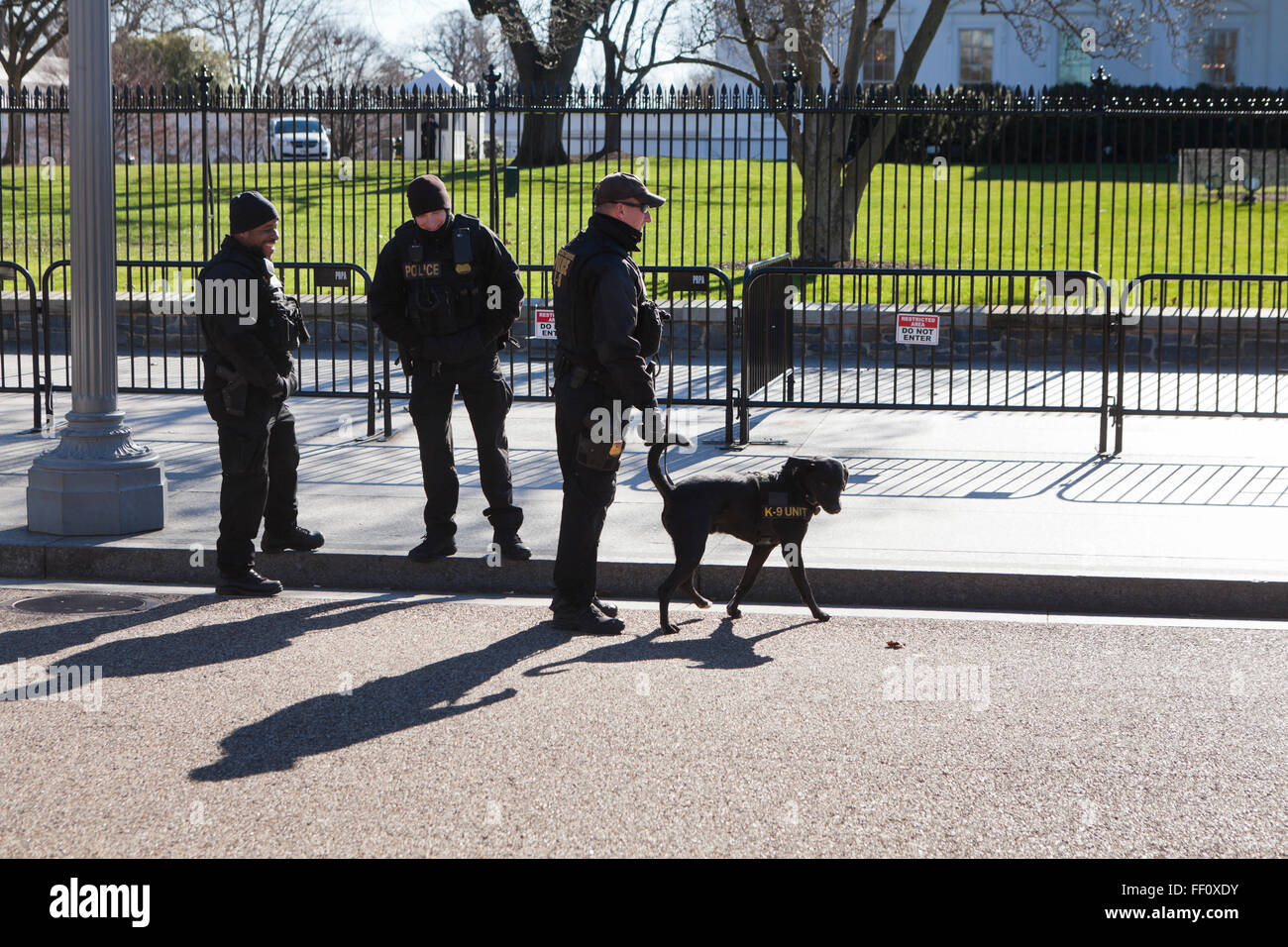 Le US Secret Service unité K-9 de la police en patrouille à motifs de la Maison Blanche - Washington, DC USA Banque D'Images