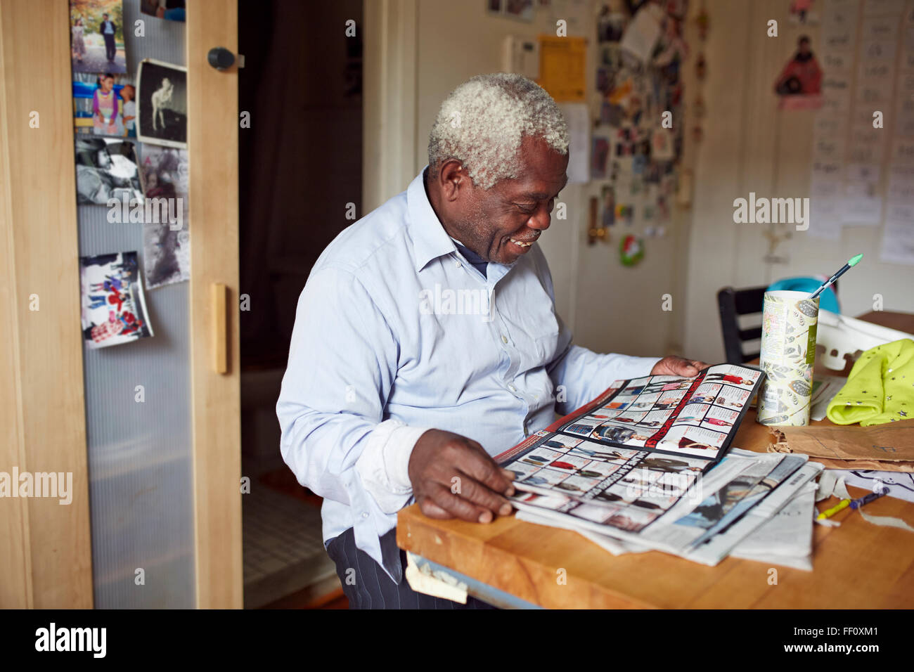 Black Man reading magazine à table Banque D'Images