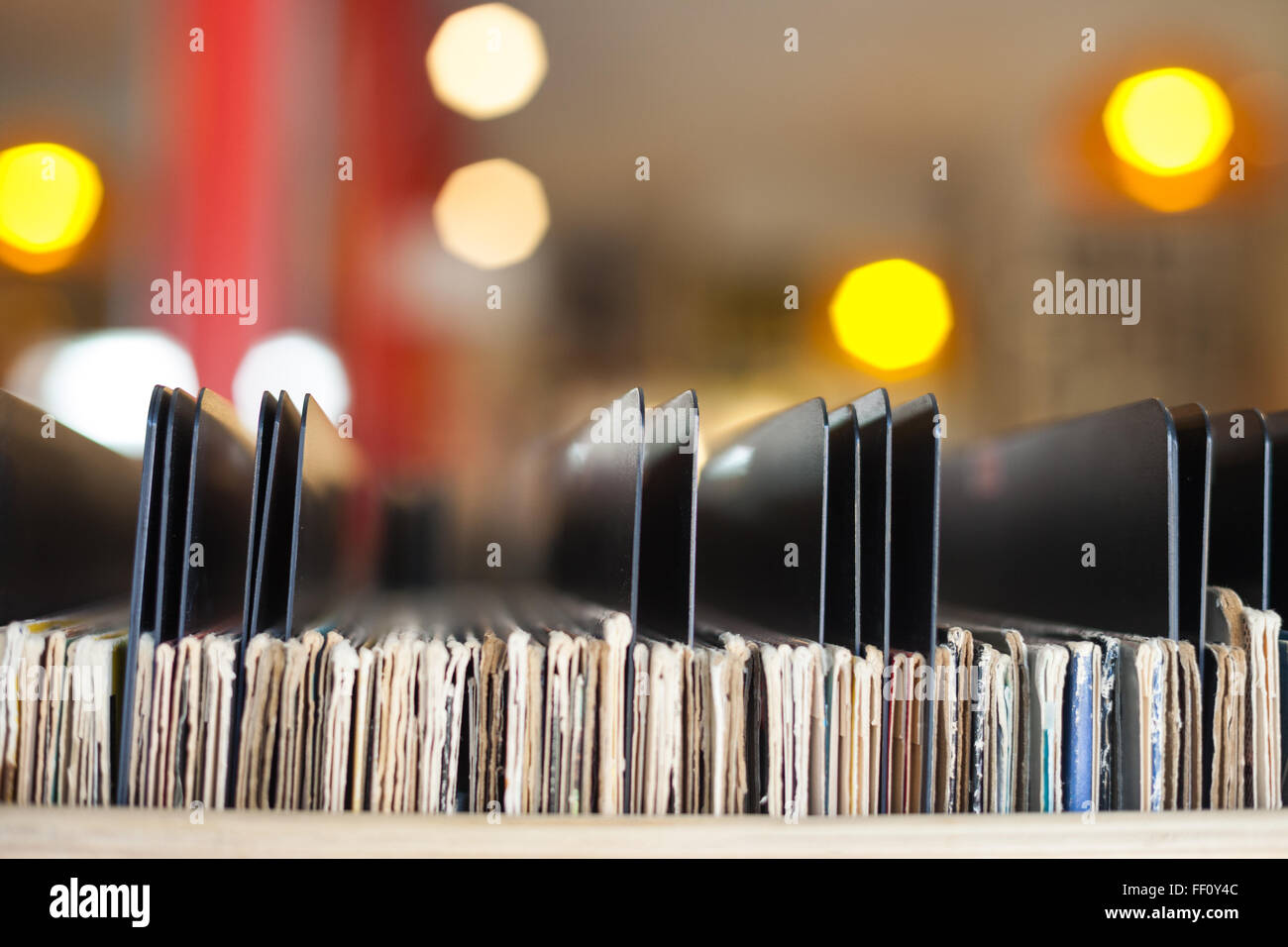 Un gros plan d'un ensemble d'enregistrements avec des diviseurs de record en entre et twinkle lights dans l'arrière-plan. Banque D'Images