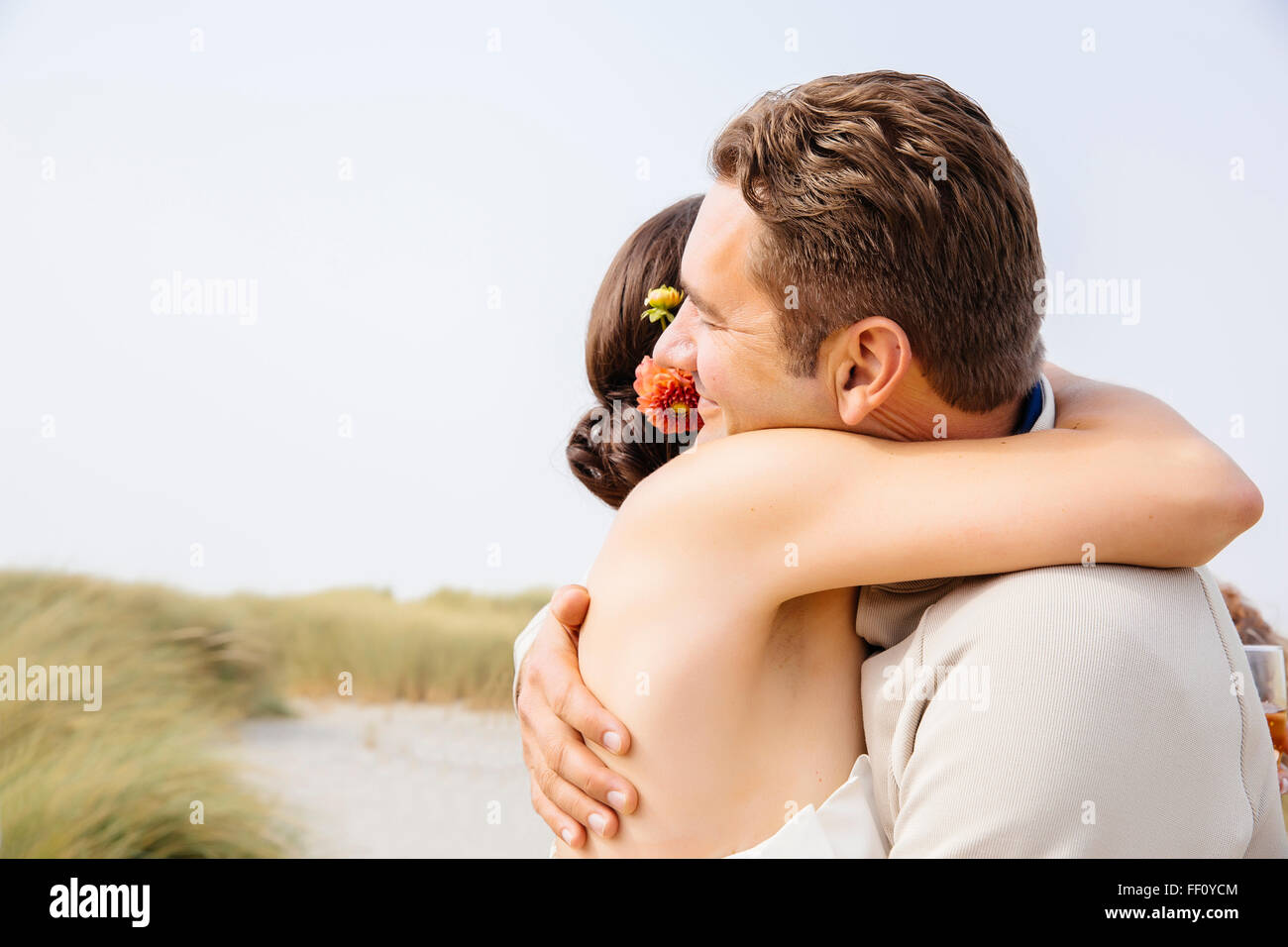 Caucasian couple hugging in mariage en plein air Banque D'Images