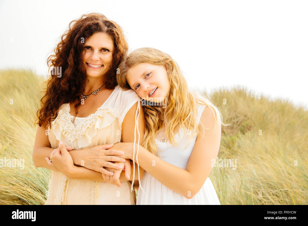 Mère et fille smiling on beach Banque D'Images
