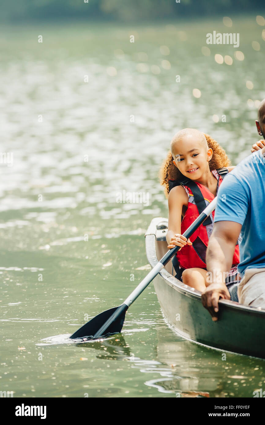 Père et fille dans le lac en canot à rames Banque D'Images