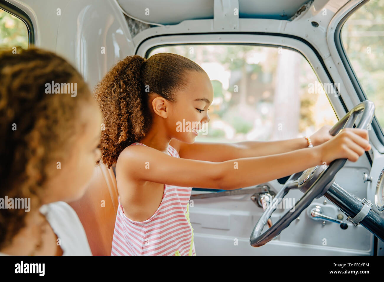 Mixed Race girl driving in car Banque D'Images