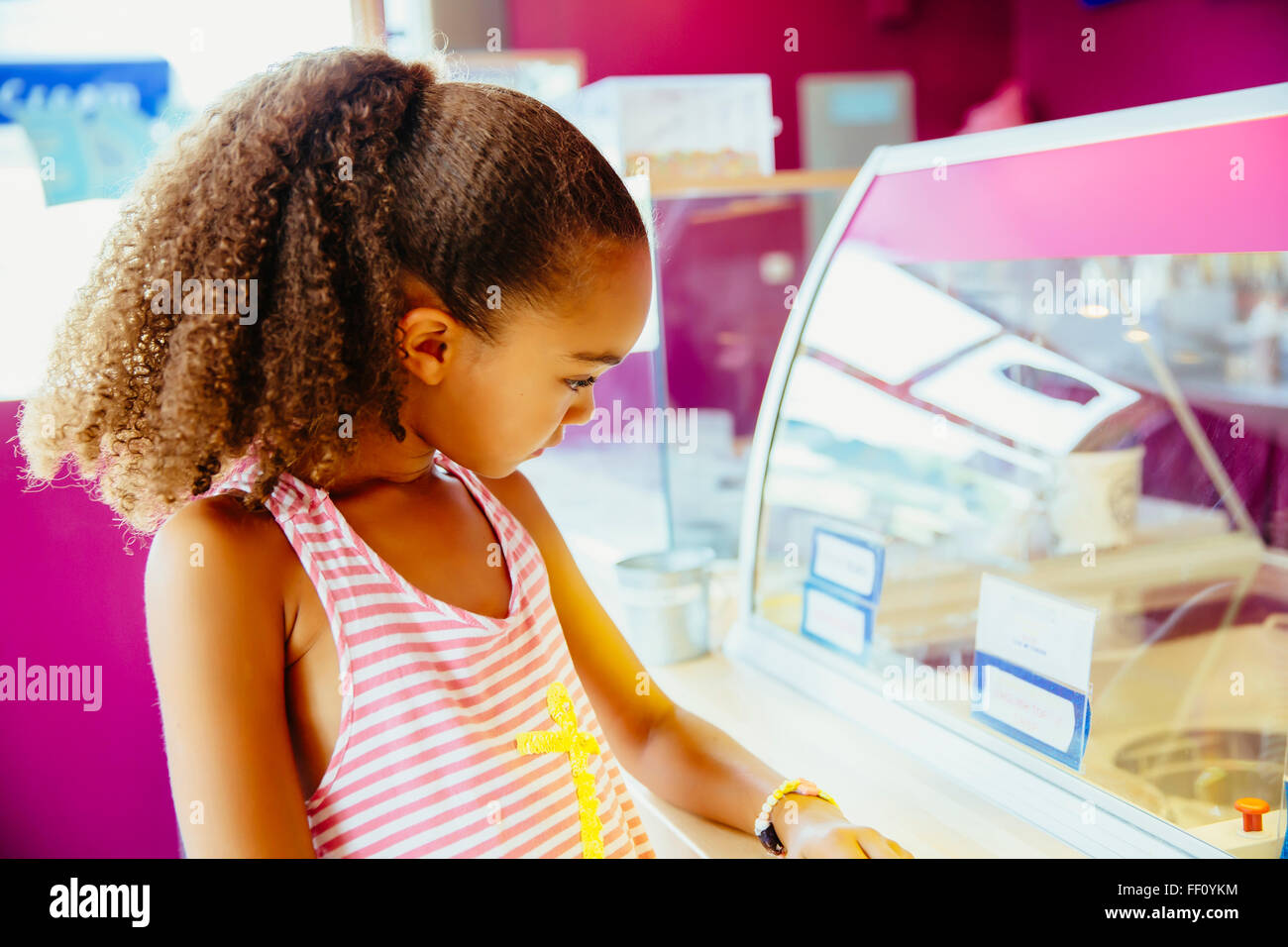 Mixed Race girl in ice cream shop Banque D'Images
