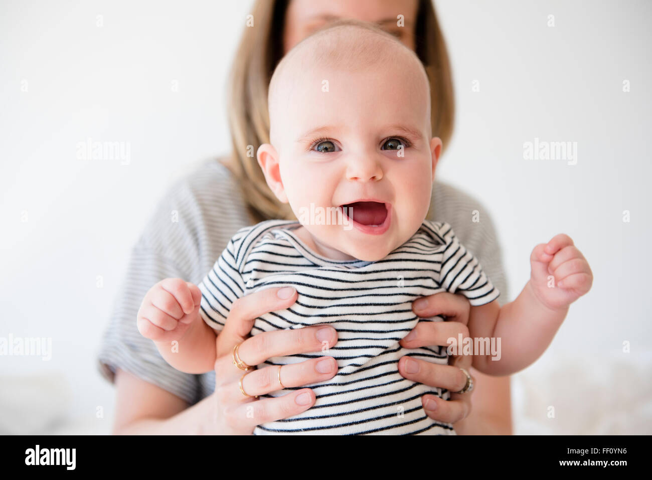 Caucasian mother holding baby daughter Banque D'Images