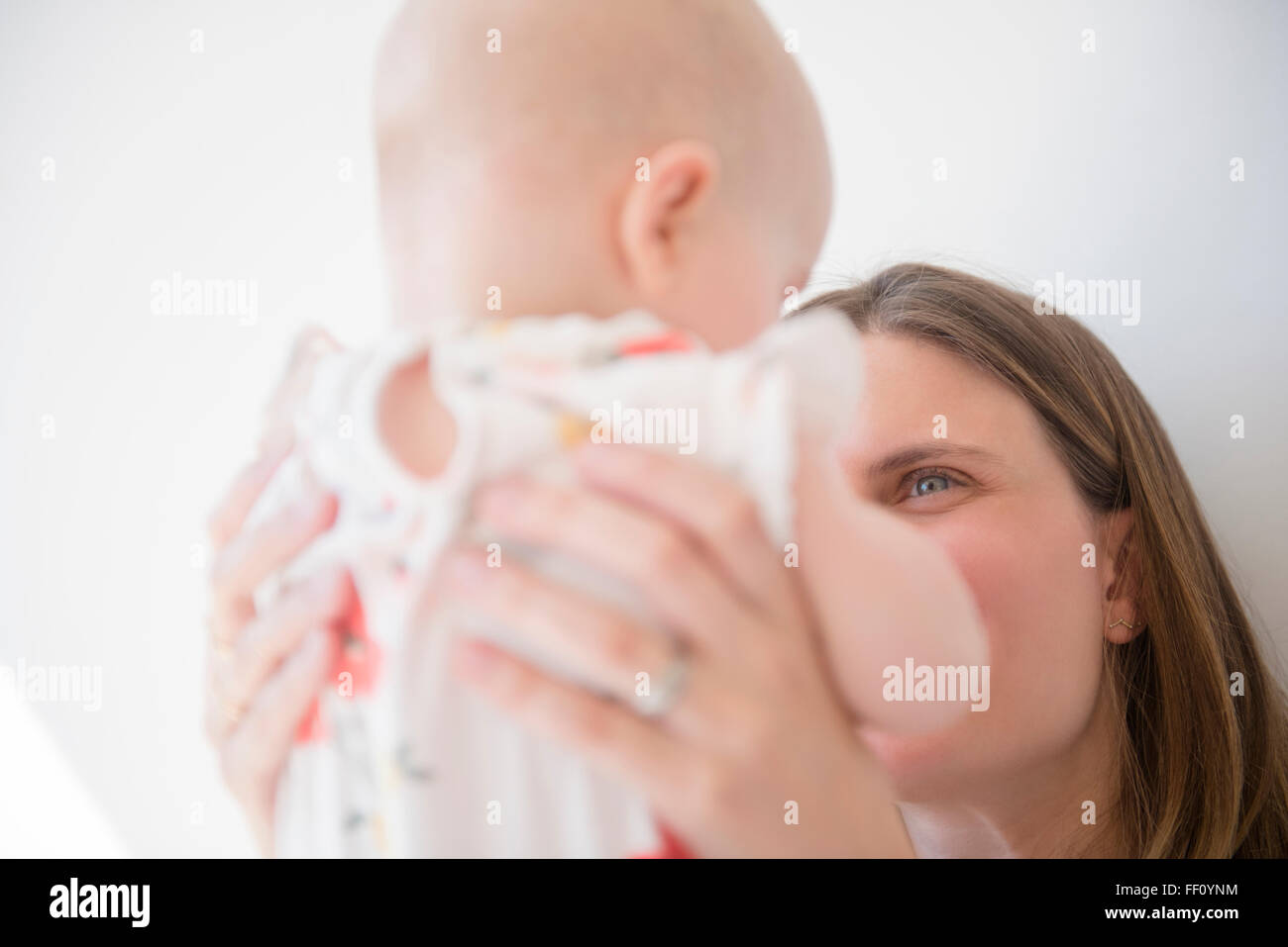 Caucasian mother holding baby daughter Banque D'Images