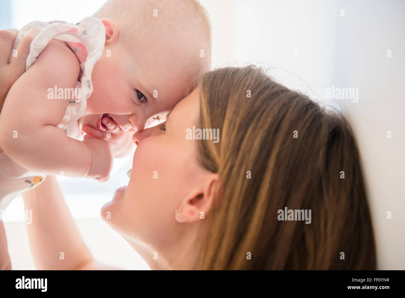 Caucasian mother holding baby daughter Banque D'Images