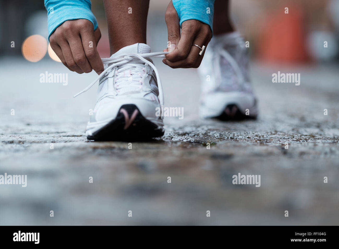 Mixed Race runner attacher ses lacets Banque D'Images