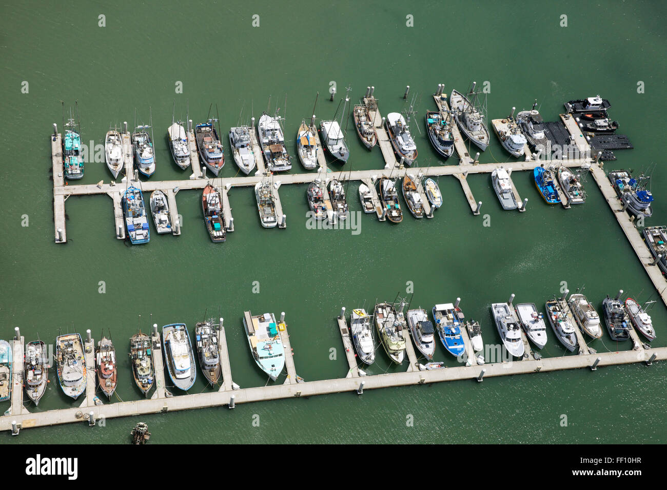 Rangées de bateaux ancrés sur l'eau, photographié d'en haut. Banque D'Images