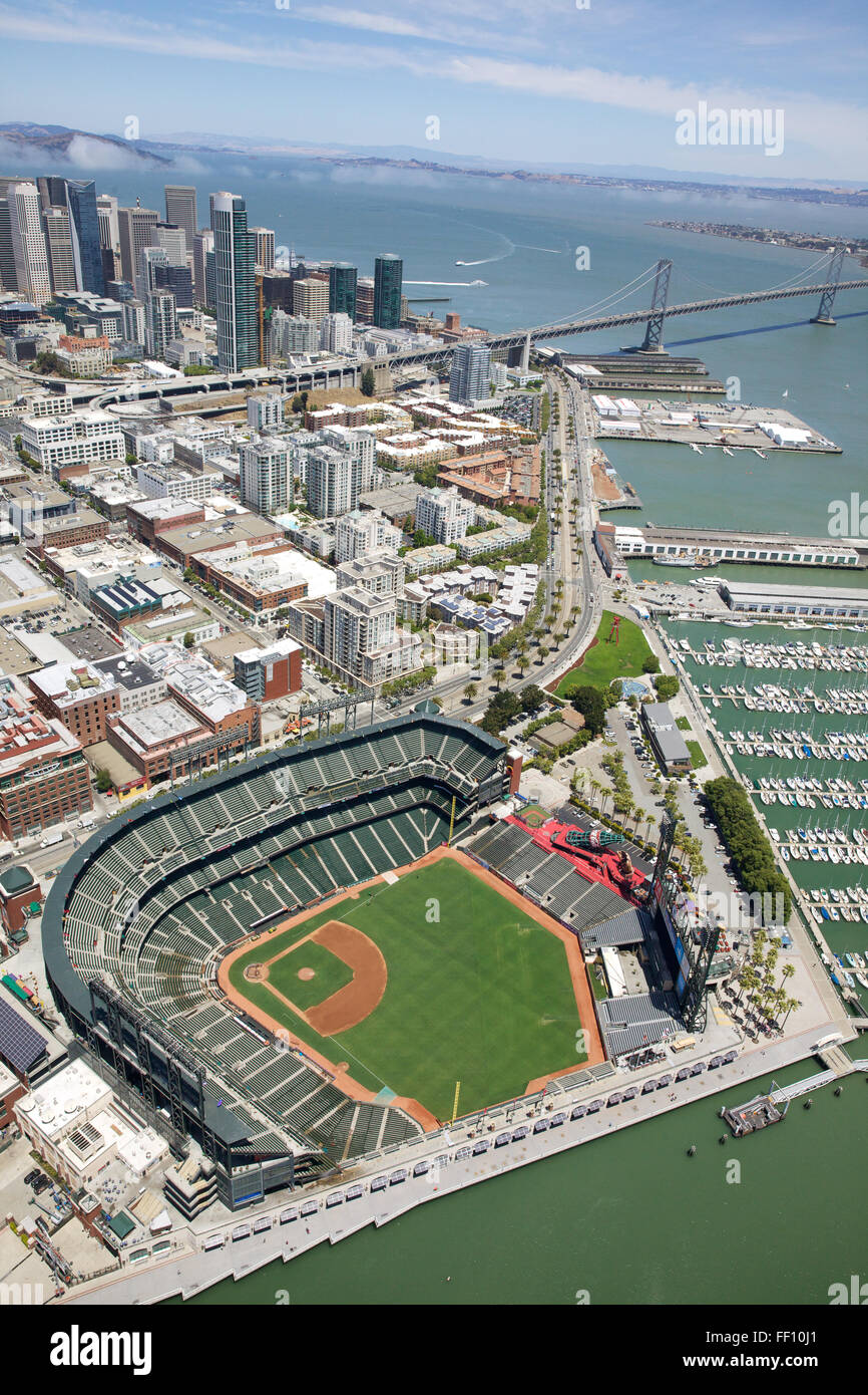Une vue de jour de San Francisco's baseball field AT&T Park prises du dessus avec édifices du centre-ville et la baie à l'arrière-plan. Banque D'Images