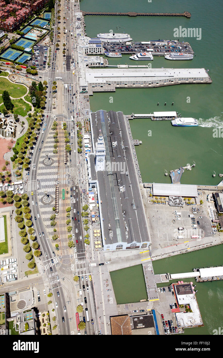 Vue sur San Francisco et Embarcadero Ferry Building à partir d'un point de vue de l'hélicoptère. Banque D'Images