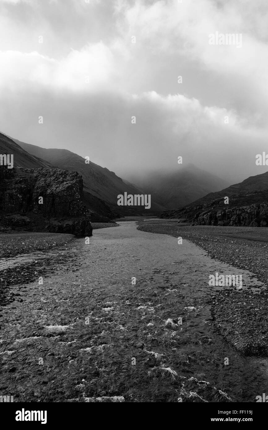 En gravier montagnes à distance Banque D'Images
