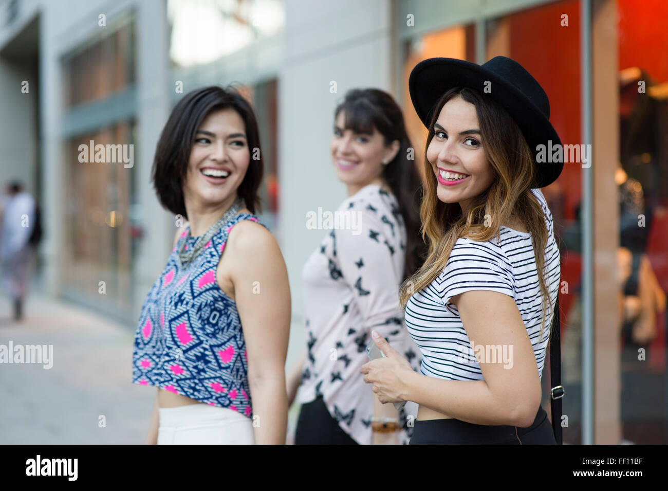 Hispanic woman smiling outdoors Banque D'Images