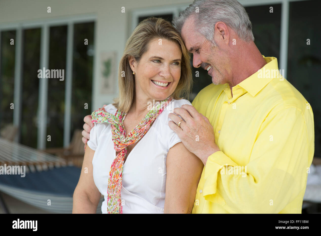 Caucasian couple hugging Banque D'Images