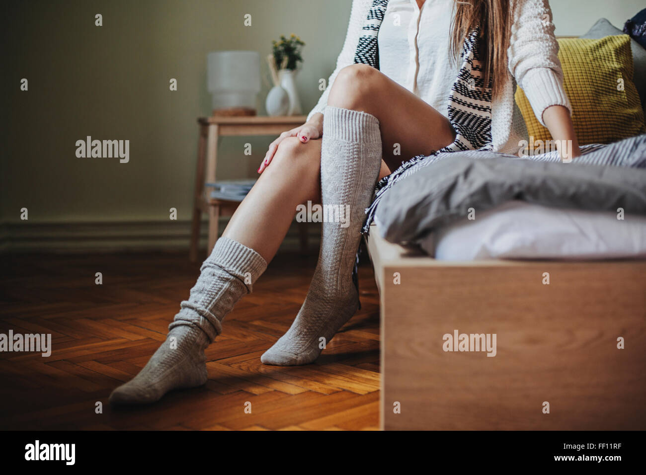 Woman wearing knee high socks Banque de photographies et d'images à haute  résolution - Alamy
