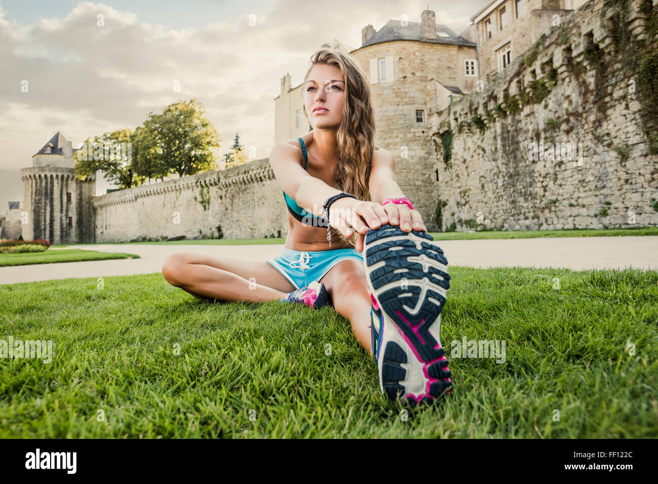Caucasian woman stretching outdoors Banque D'Images