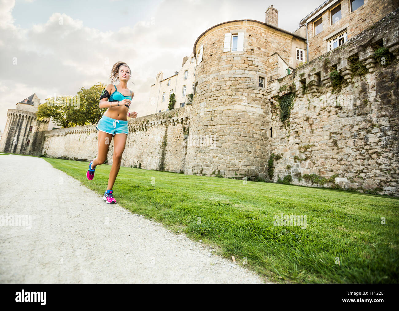 Caucasian woman jogging outdoors Banque D'Images