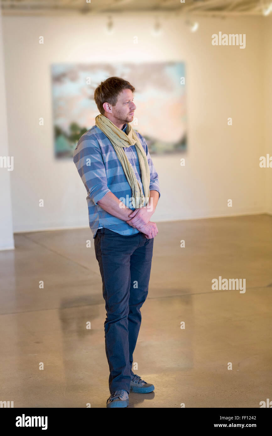 Caucasian man standing in art gallery Banque D'Images