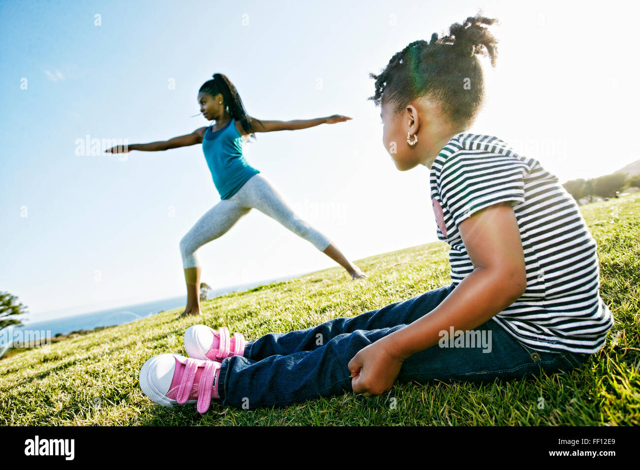 Black girl mère pratique le yoga Banque D'Images