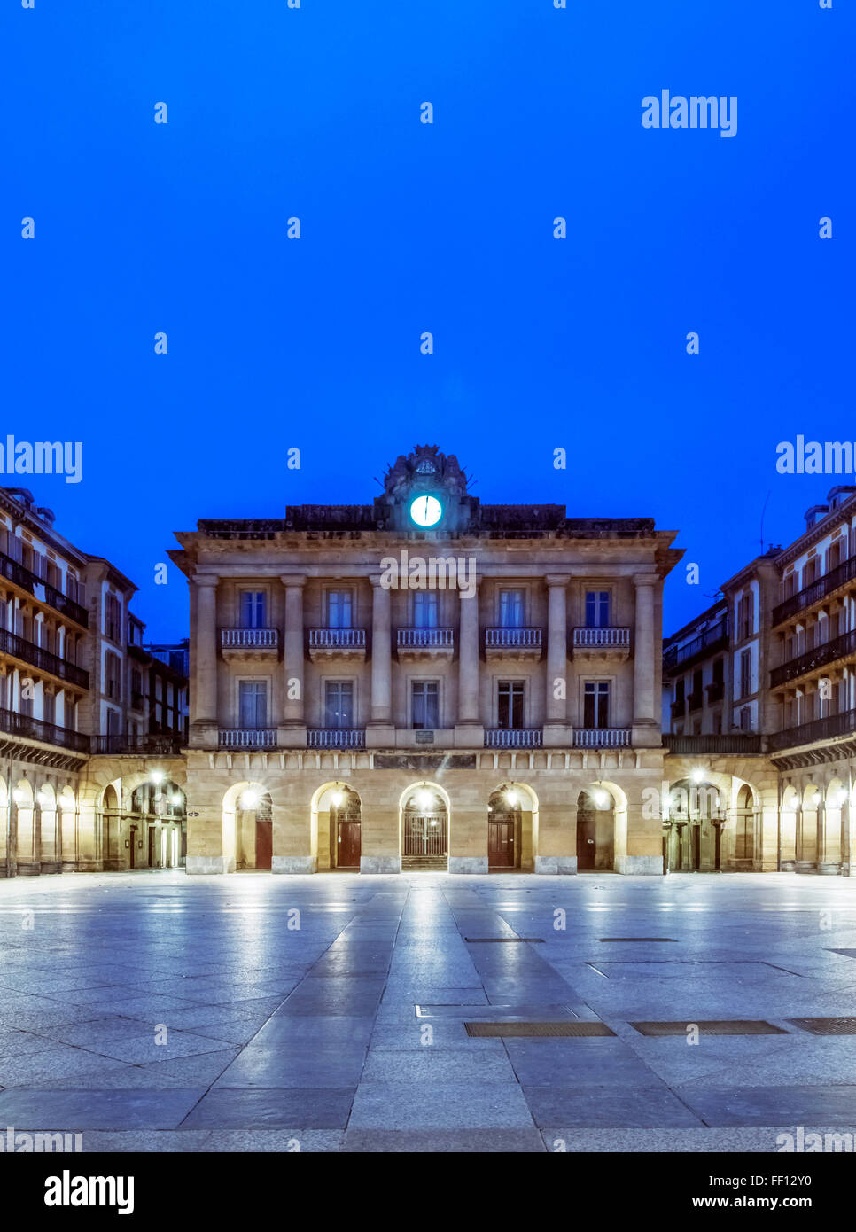 Ornate building illuminé la nuit, San Sebastian, Gipuzkoa, Espagne Banque D'Images