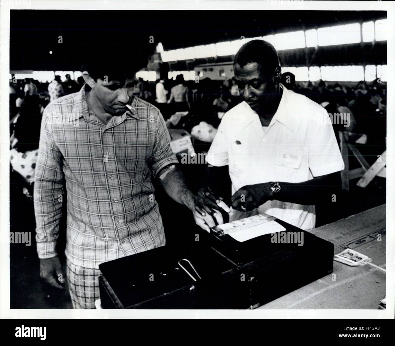 1980 - Un bénévole pour l'immigration service aide les réfugiés cubains d'empreintes digitales dans le cadre de la routine de traitement à l'Opa Locka centre dans la région de Miami. © Keystone Photos USA/ZUMAPRESS.com/Alamy Live News Banque D'Images