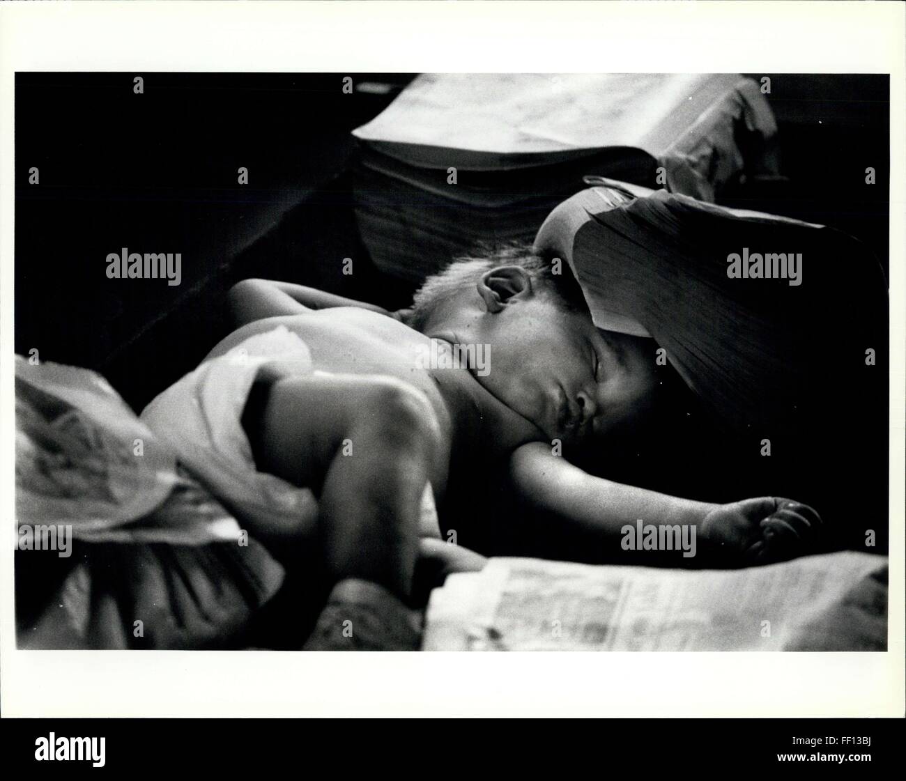 1980 - Un répertoire de Miami fournir un bouclier de la luminosité d'un réfugié cubain bébé au centre de traitement au Yonkers, Miami. © Keystone Photos USA/ZUMAPRESS.com/Alamy Live News Banque D'Images